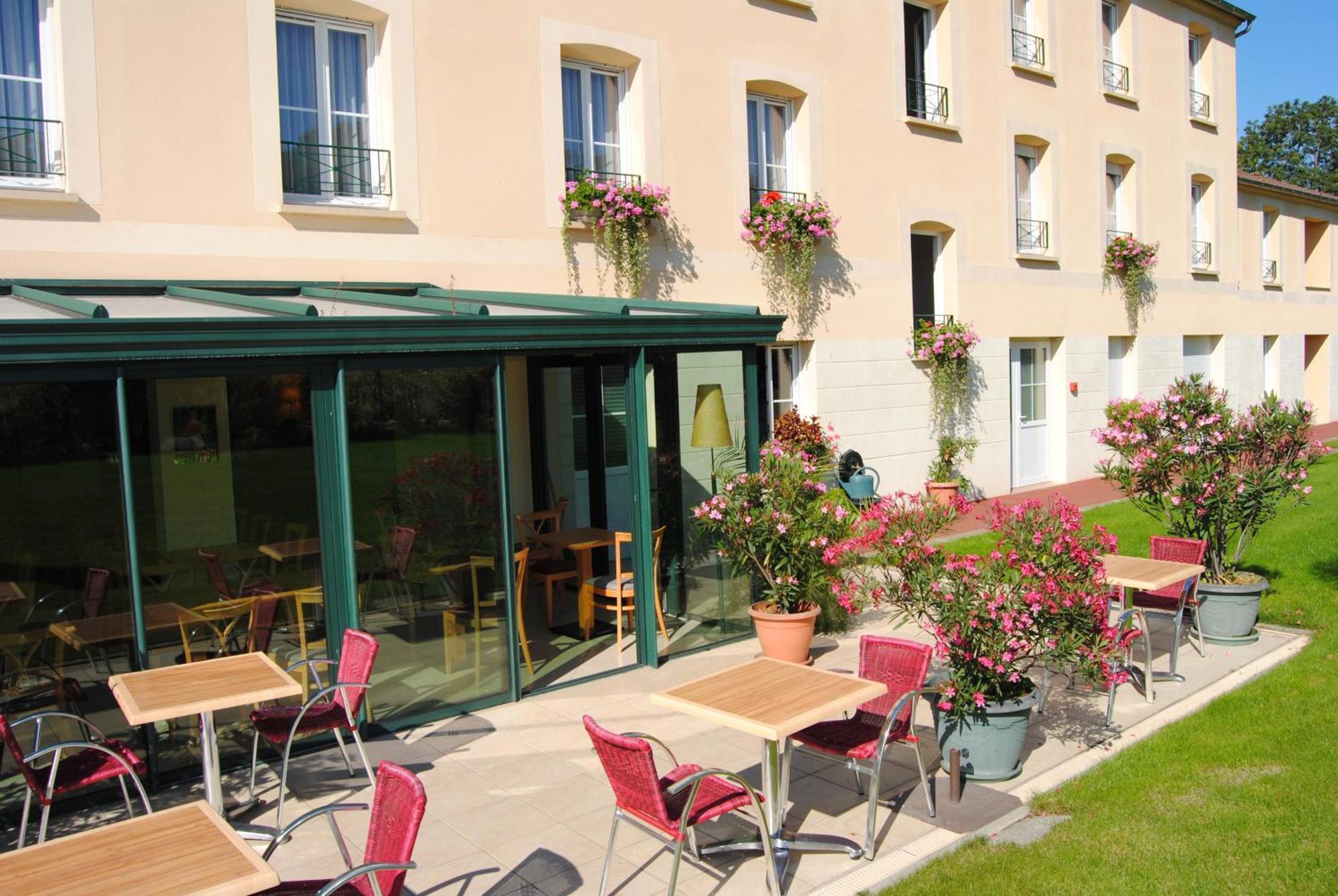 Brit Hotel Chateaudun Bagian luar foto